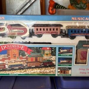 Dickensville Collectables HO Christmas Starter Set Light/Sound 5pc 171L